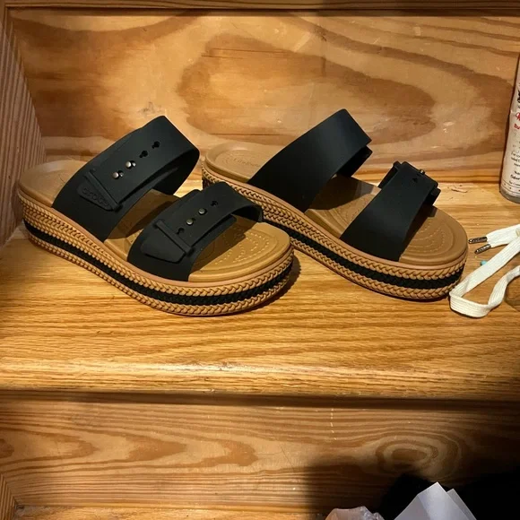 NW/OB Crocs Black and Tan Platform Sandals - Picture 1 of 4
